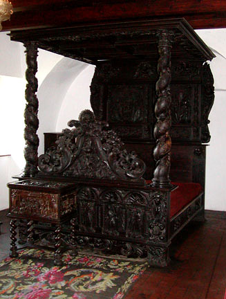 carved bed brn