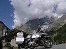 bikes monte bianco * The bikes parked at Entreves, Italy with Monte Bianco in the background with its head in the clouds. * 432 x 323 * (46KB)